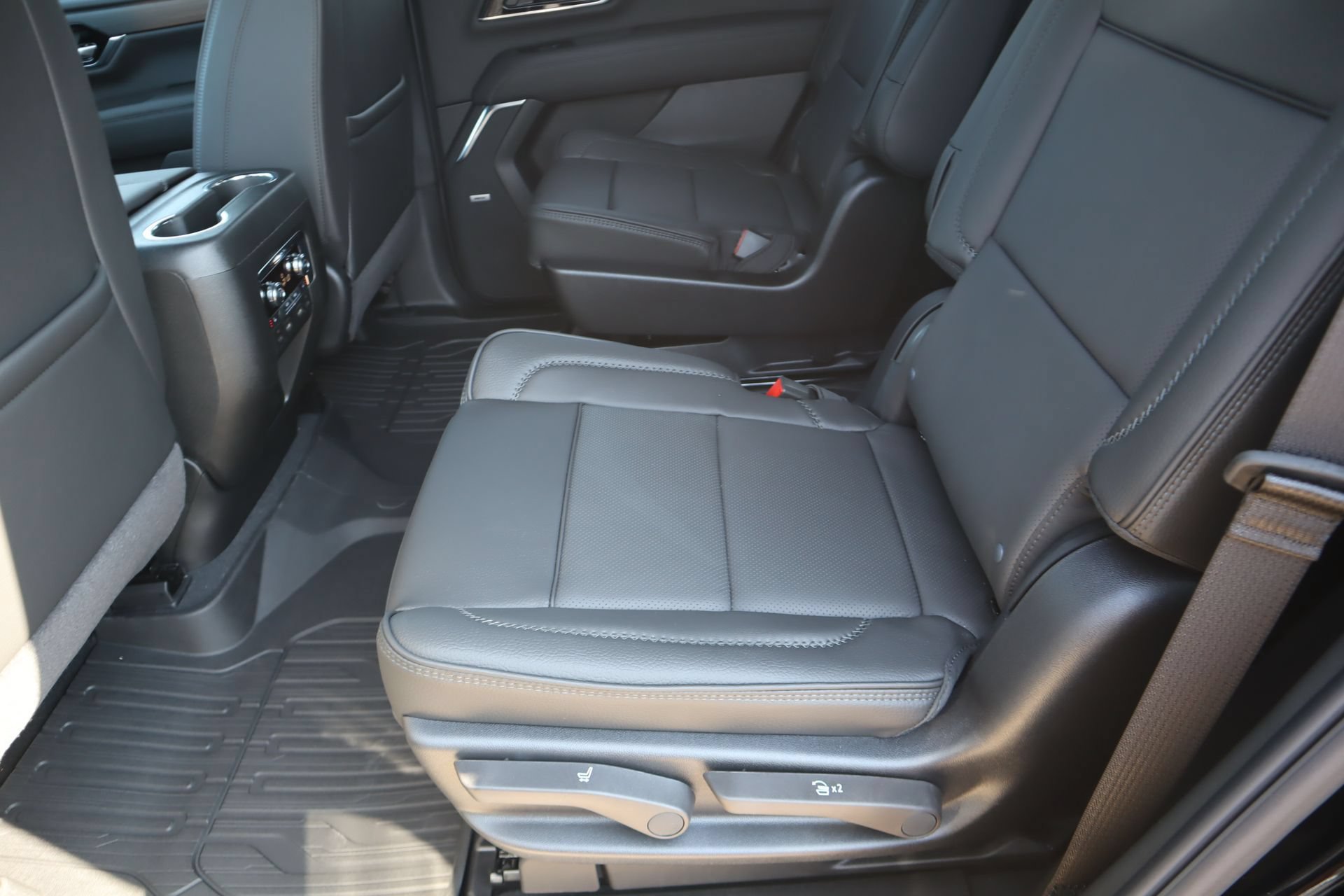 New 2026 GMC Yukon Denali w/ Denali Reserve Package AWD/4WD image 15