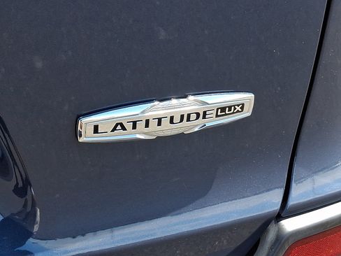 Used 2021 Jeep Cherokee Latitude Lux w/ Comfort/Convenience Group AWD/4WD image 32