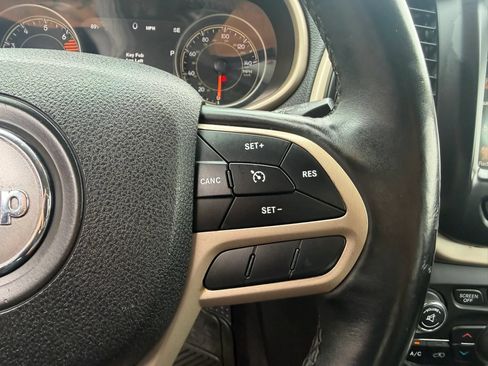 Used 2017 Jeep Cherokee Limited AWD/4WD image 18