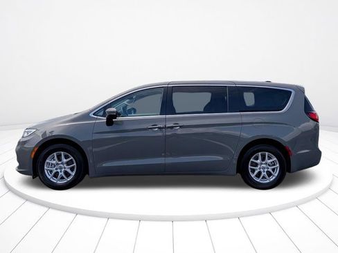 Used 2023 Chrysler Pacifica Touring-L FWD image 6