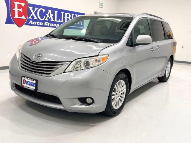 Used 2017 Toyota Sienna XLE w/ XLE Navigation Package FWD image 4