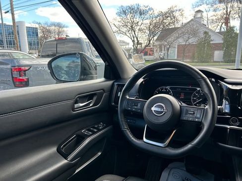 Certified 2023 Nissan Pathfinder SL w/ Black Appearance Package AWD/4WD image 24