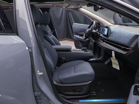 New 2025 Nissan Ariya Platinum image 16