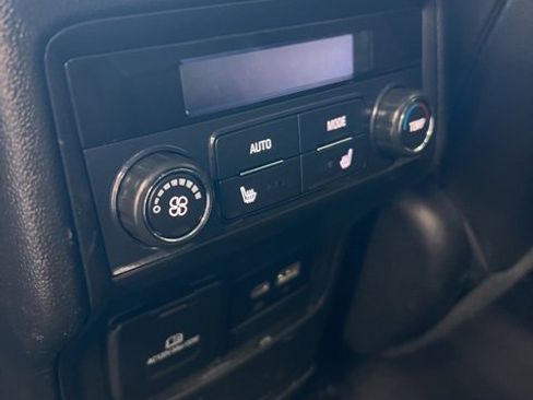 Used 2023 GMC Acadia SLT w/ Elevation Edition image 25