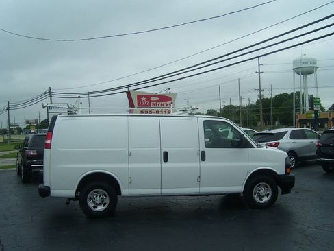 Used 2021 Chevrolet Express 2500 RWD image 2