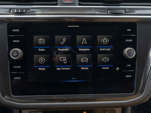 Used 2023 Volkswagen Tiguan SE w/ Panoramic Sunroof Package AWD/4WD image 17