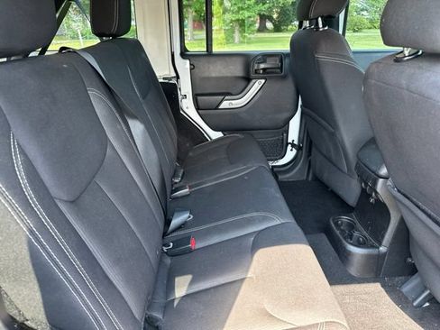 Used 2015 Jeep Wrangler Unlimited Rubicon AWD/4WD image 23