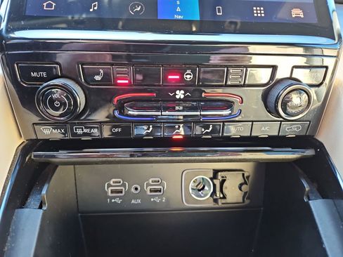 Used 2023 Jeep Grand Cherokee Limited image 28