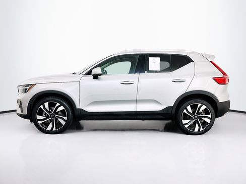 Used 2025 Volvo XC40 B5 Plus image 4