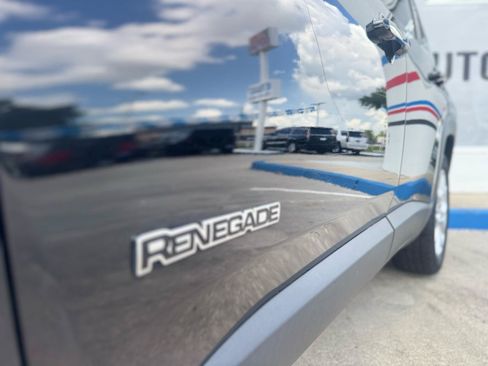 Used 2017 Jeep Renegade Latitude FWD image 7