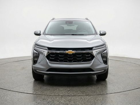 Used 2025 Chevrolet Trax LT image 2