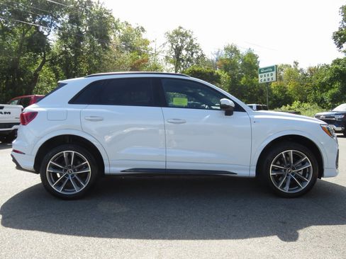 Used 2022 Audi Q3 2.0T Premium w/ Black Optic Sport Package image 5