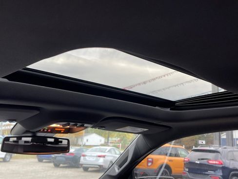 Used 2023 GMC Canyon AT4 w/ AT4 Premium Package image 9