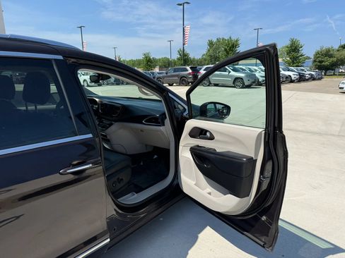 Used 2017 Chrysler Pacifica Touring-L Plus FWD image 29