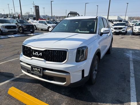 Used 2023 Kia Telluride LX image 1