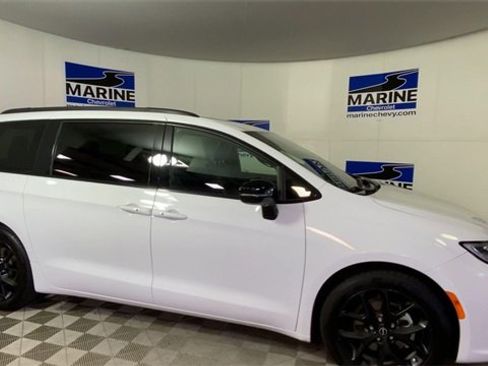 Used 2025 Chrysler Pacifica Limited image 3