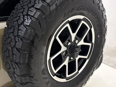 Used 2025 Jeep Wrangler Unlimited Rubicon w/ Convenience Group AWD/4WD image 11