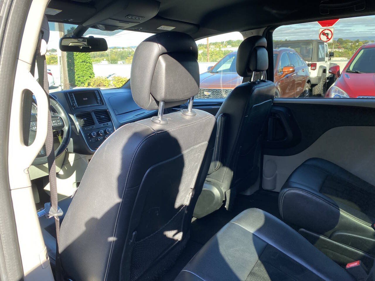 Used 2018 Dodge Grand Caravan SXT FWD image 14