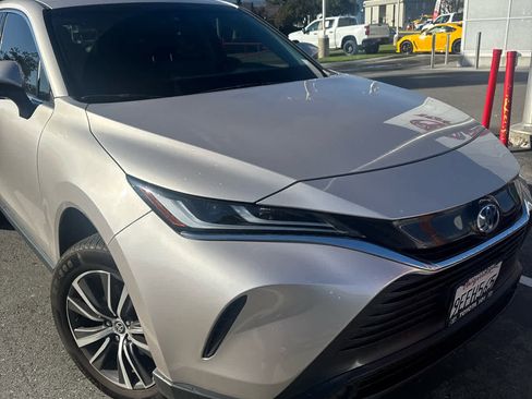 Used 2023 Toyota Venza LE image 5