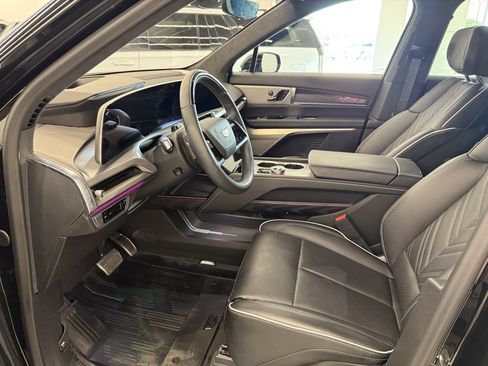 Used 2026 Cadillac Vistiq Platinum w/ LPO, Floor Liner Package AWD/4WD image 9
