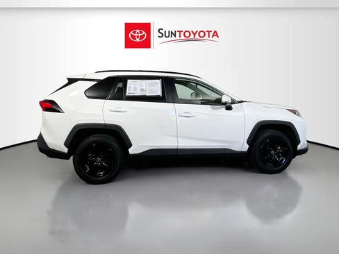 Used 2021 Toyota RAV4 XLE w/ Convenience Package FWD image 2