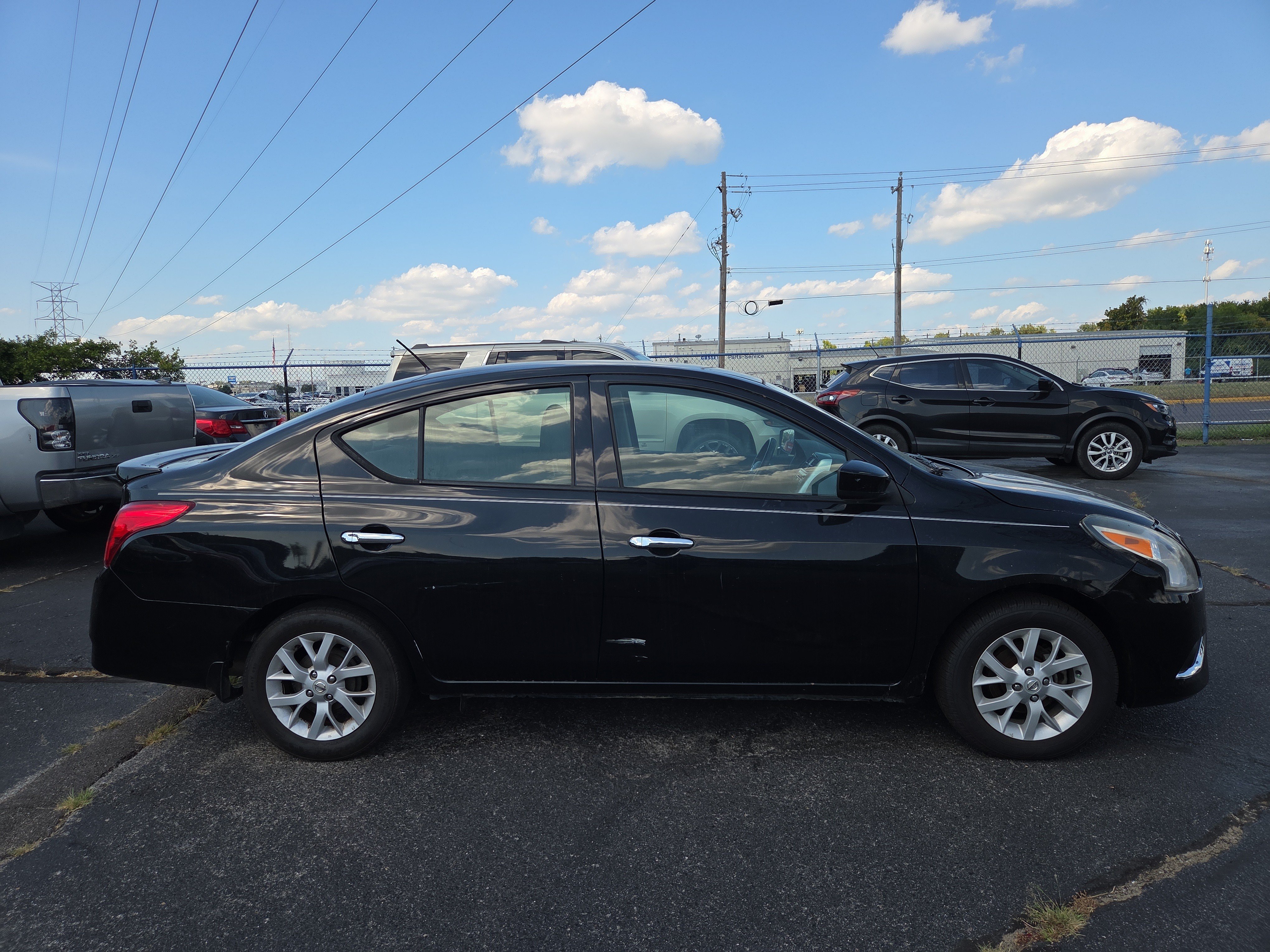Used 2017 Nissan Versa SV w/ SV Special Edition Package FWD image 6