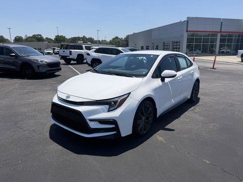 Used 2026 Toyota Corolla SE FWD image 3