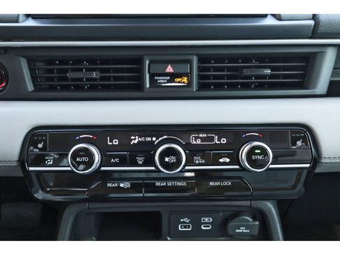 Used 2024 Honda Pilot Touring image 26