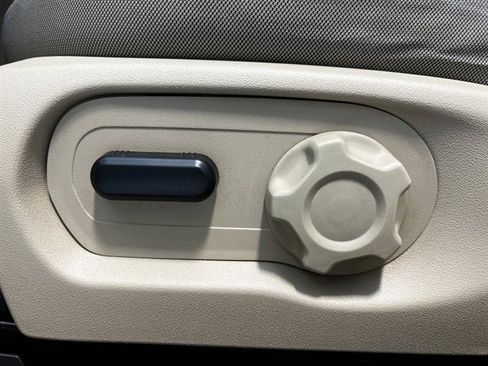 Used 2015 Ford Taurus SE image 13