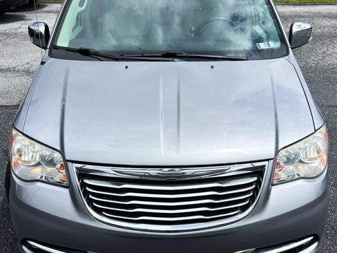 Used 2013 Chrysler Town & Country Touring-L w/ Driver Convenience Group FWD image 2