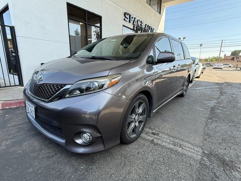 Used 2017 Toyota Sienna SE image 1