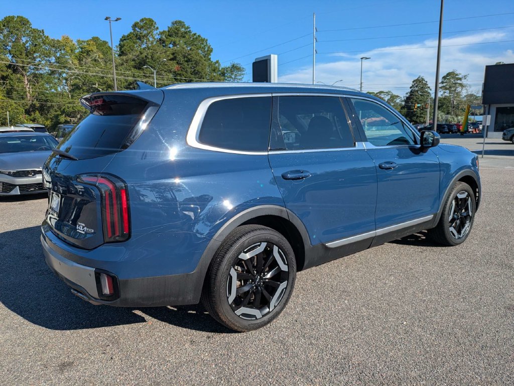Used 2023 Kia Telluride EX w/ EX Captain's Chair Package AWD/4WD image 4
