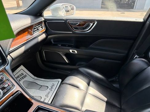 Used 2019 Lincoln Continental Premiere FWD image 40