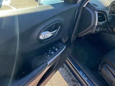 Used 2019 Jeep Cherokee Latitude w/ Cold Weather Group image 12