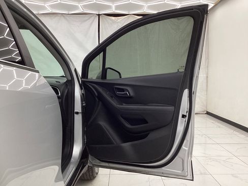 Used 2018 Chevrolet Trax LT w/ LT Convenience Package image 19