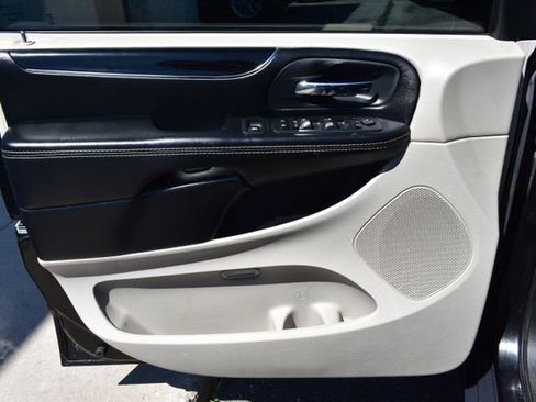Used 2019 Dodge Grand Caravan SXT FWD image 17