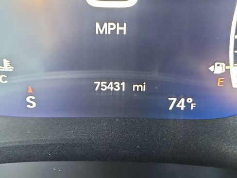 Used 2023 Chrysler Pacifica Touring-L FWD image 16