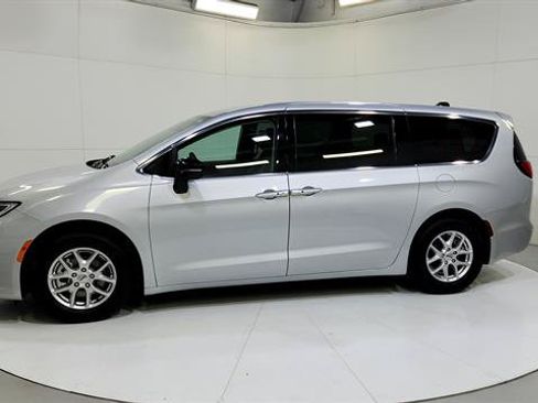 Used 2024 Chrysler Pacifica Touring-L FWD image 5