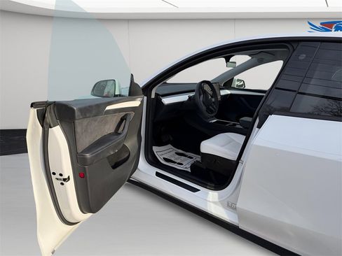 Used 2023 Tesla Model Y Long Range image 14