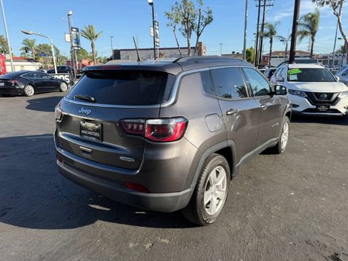 Used 2022 Jeep Compass Latitude FWD image 3