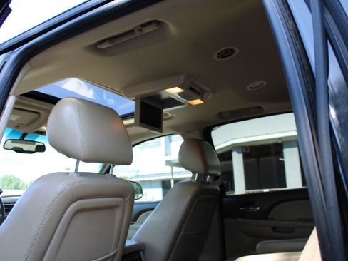 Used 2011 Chevrolet Suburban LTZ RWD image 20