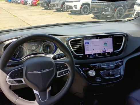 Used 2025 Chrysler Pacifica Select FWD image 16