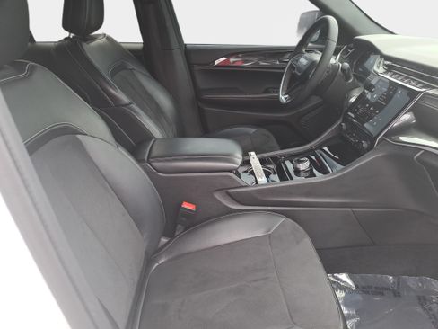 Used 2023 Jeep Grand Cherokee Altitude RWD image 10