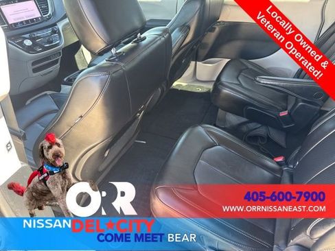 Used 2023 Chrysler Pacifica Touring-L image 10