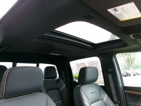 Used 2025 GMC Canyon Denali AWD/4WD image 20