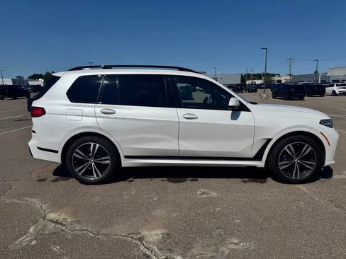 Used 2021 BMW X7 xDrive40i w/ M Sport Package AWD/4WD image 4