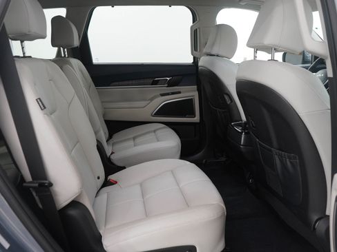 Used 2024 Kia Telluride EX w/ EX Captain's Chair Package image 16