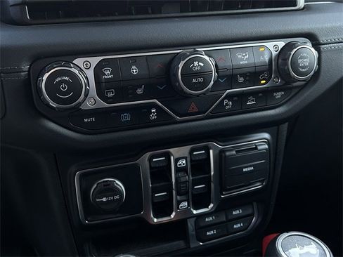 Used 2024 Jeep Wrangler Unlimited Sahara w/ Technology Group image 25