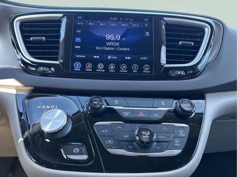 Certified 2017 Chrysler Pacifica Touring Plus w/ Security Group image 18