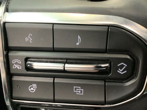 Used 2025 GMC Acadia Elevation image 18